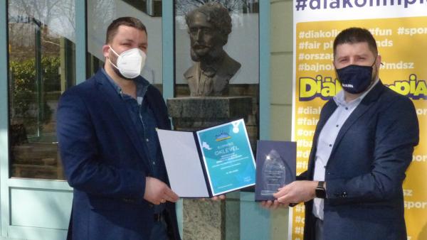 Szabó László, az Andrássy gimnázium intézményvezetője és Vincze József, a Magyar Diáksport Szövetség Dél-alföldi regionális iroda irodavezetője