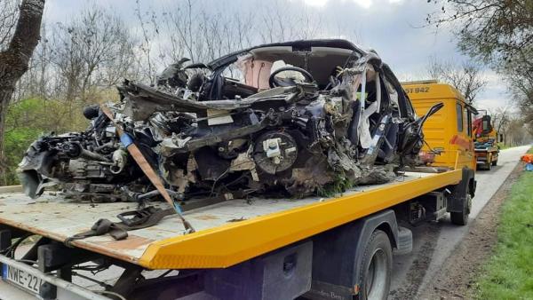 A gépkocsi a felismerhetetlenségig összeroncsolódott. (A kép forrása: baleset-info.hu)