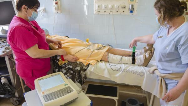 Sztvorecz Zoltánné Szilvia és Szabó Jánosné Irénke ápoló készít elő vizsgálatra egy beteget az új készülékkel (fotó: Melega Krisztián/Dr. László Elek Kórház és Rendelőintézet)