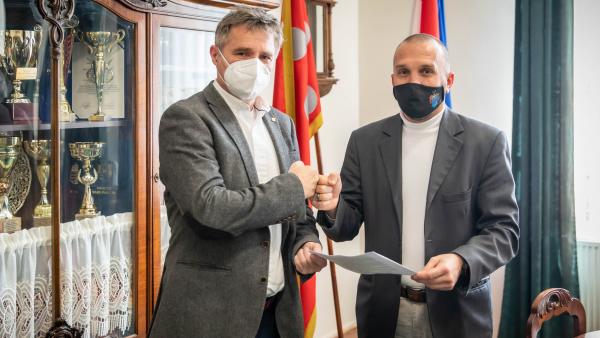 Hári Tibor ügyvezető igazgató (b) és Kálmán Tibor polgármester. (A kép forrása: Facebook/Kálmán Tibor)