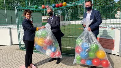 520 labdát adományozott a csabai önkormányzat az óvodáknak. Forrás: Facebook/Szarvas Péter