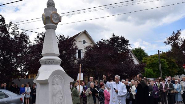 Szigeti Antal plébános felszenteli a Szentháromság emlékszobrot – Fotó: behir.hu/Such Tamás