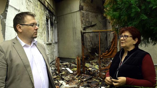 Paláncz György önkormányzati képviselő és Takács László Gáborné, a leégett Szent László utcai társasház egyik lakója – Fotó: behir.hu/Such Tamás