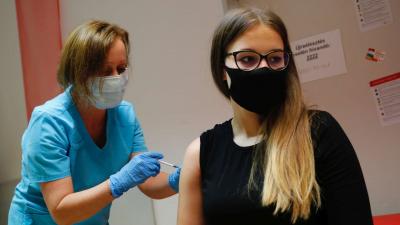  Egy fiatal megkapja a német-amerikai fejlesztésű Pfizer-BioNTech koronavírus elleni oltóanyag, a Comirnaty-vakcina első adagját a Kanizsai Dorottya Kórházban Nagykanizsán 2021. május 13-án. Ezen a napon 101 kórházi oltóponton megkezdődött azoknak a 16-18