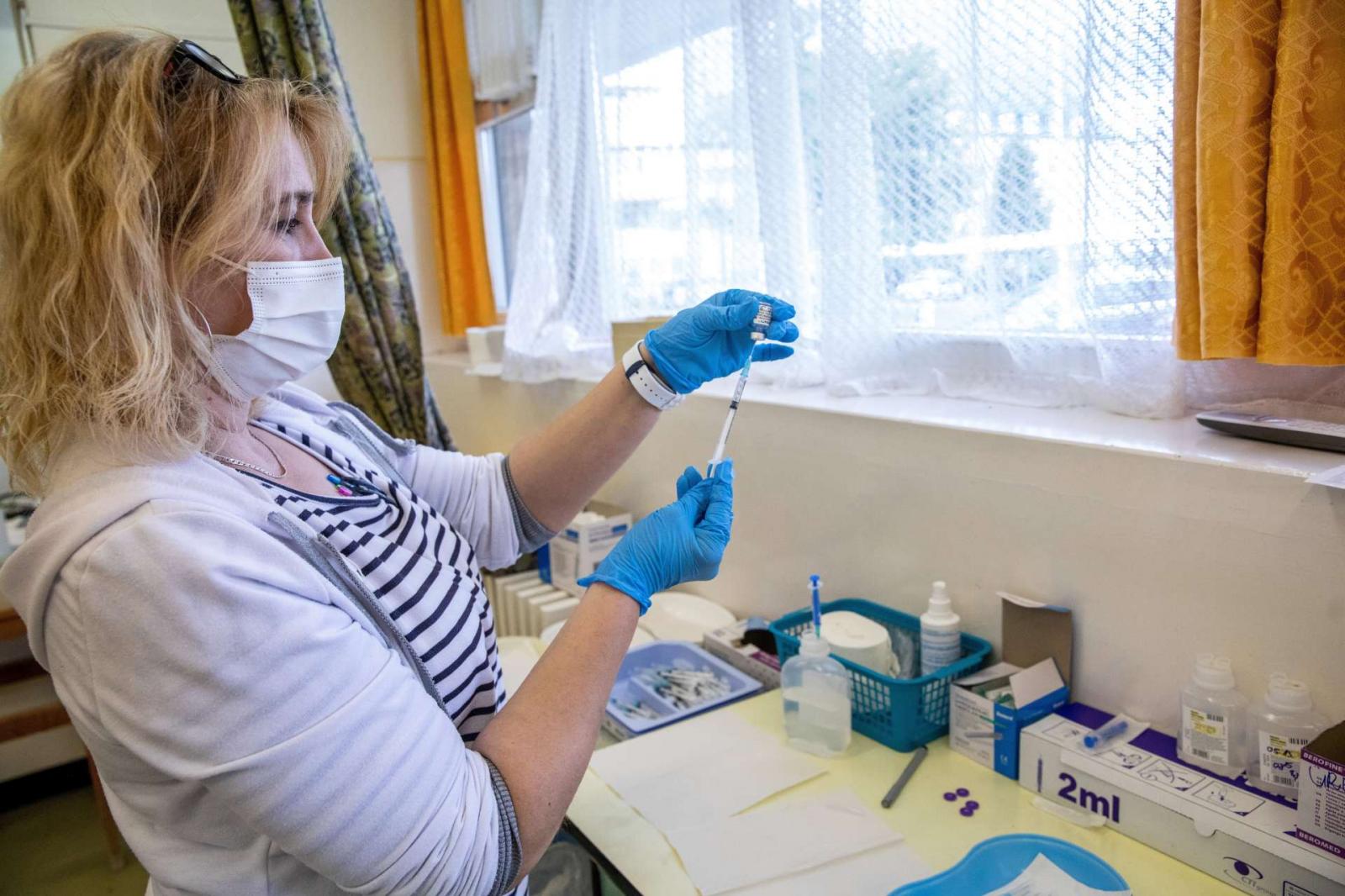 Sitkei Olga asszisztens oltáshoz készíti elő a német-amerikai fejlesztésű Pfizer-BioNTech koronavírus elleni oltóanyagot, a Comirnaty-vakcinát az orosházi Dr. László Elek Kórház és Rendelőintézetben kialakított oltóhelyen 2021. május 14-én. MTI/Rosta Tibo