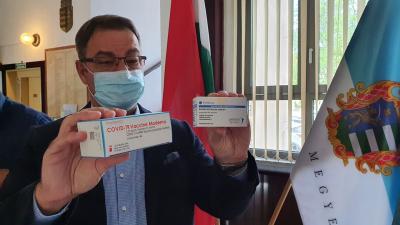 dr. Sárosi Tamás megyei tiszti főorvos a frissen érkezett vakcinákkal. (Fotó: Kovács Dénes/BMC)