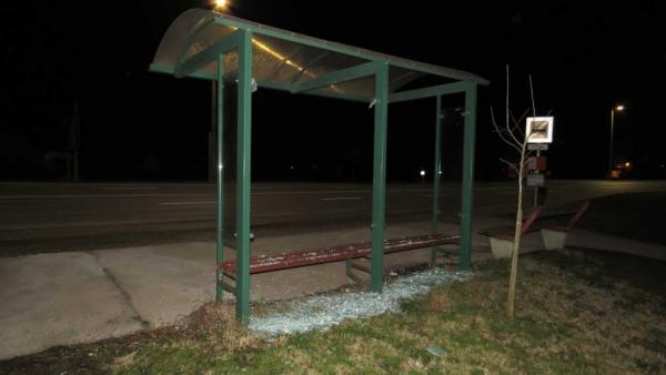 Az egyik megrongált buszmegálló. (Fotó: police.hu)
