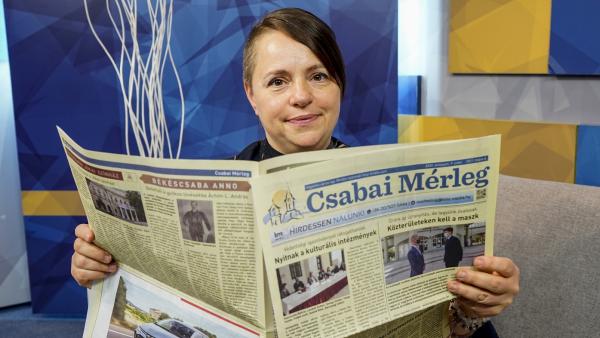 Gévai Csilla már átlapozta az újságot (fotó: behir.hu/ Máthé Csongor)