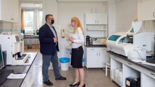 Erdélyi Imola igazgató (Békési Gyógyászati Központ és Gyógyfürdő), Polgár Zoltán alpolgármester. Forrás: Békési polgármesteri kabinet