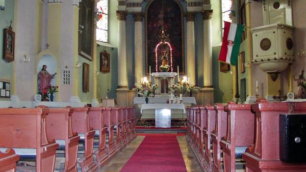 A békési Szentháromság Plébánia beltere. (Fotó: miserend.hu)