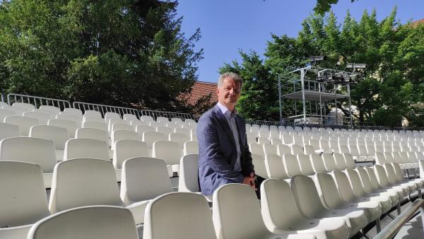 Szarvas Péter: Békéscsabán rengeteg színházbarát él, a nyári szórakozások közül pedig kiemelkedik a könnyed, felhőtlen időtöltést ígérő Városházi Esték (fotó: https://www.facebook.com/szarvas.peter.bcs)