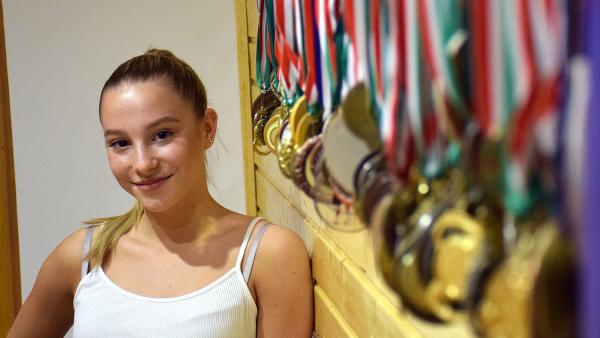 Szujó Hanna és Dorka érmei – Fotó: behir.hu/Such Tamás