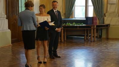 Veres Laura veszi át az elismerést Teleki-Szávai Krisztinától és Görgényi Ernőtől – (Fotó: Hidvégi Dávid/behir.hu)