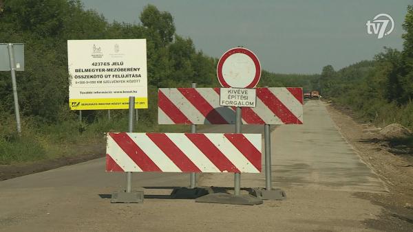 Az önkormányzat részéről Varga Tamás alpolgármester és Szarvas Péter polgármester volt jelen Nagy Imre megemlékezésén – (Fotó: Hidvégi Dávid/behir.hu)