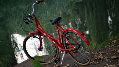 Egy bicikli az Élővíz-csatornánál – Fotó: behir.hu/Such Tamás
