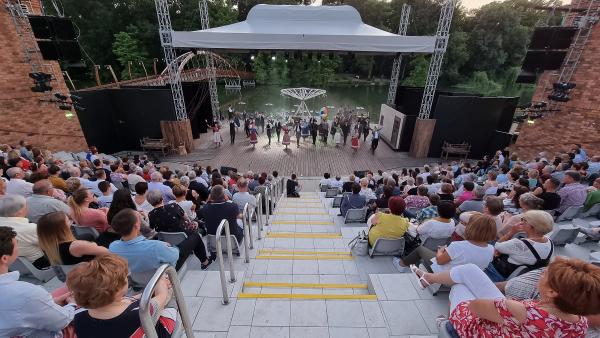 A Szarvasi Vízi Színház (Fotó: Kovács Dénes)