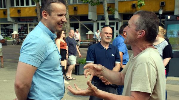 Toroczkai László (balról) a békéscsabai utcafórumon – Fotó: behir.hu/Such Tamás
