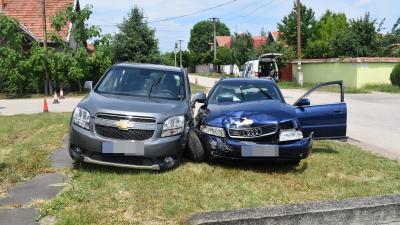 Békéscsabán, a Zsigmond utca és a Batsányi utca kereszteződésében összeütközött két autó – Fotó: police.hu