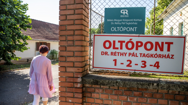 Oltópont a Békés Megyei Központi Kórház, Dr. Réthy Pál Tagkórházban Békéscsabán 2021. június 7-én. MTI/Rosta Tibor