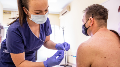 Somogyi Nóra asszisztens beolt egy férfit a német-amerikai fejlesztésű Pfizer-BioNTech koronavírus elleni oltóanyag, a Comirnaty-vakcina első adagjával a Békés Megyei Központi Kórház, Dr. Réthy Pál Tagkórház egyik oltópontján Békéscsabán 2021. június 7-én