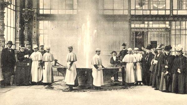 A „Sprudel” nevű gyógyforrás Karlsbadban, 1907-ben, és ahogy a korban egy gyógykezelés zajlott mellette ( Zempléni Múzeum, digitalizálva: Gallery Hungaricana)
