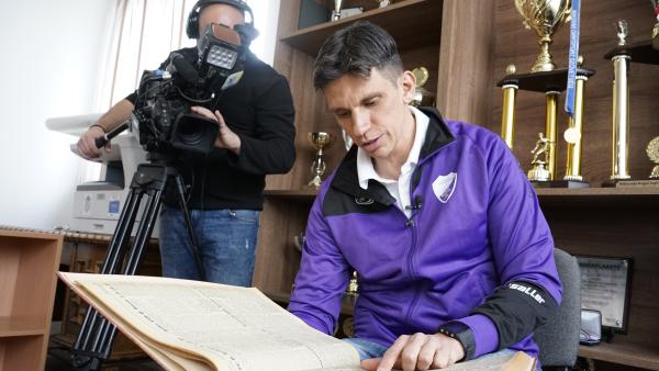 Ifj. Láza János édesapja gyűjteményét mutatja – (Fotó: Ujházi György)