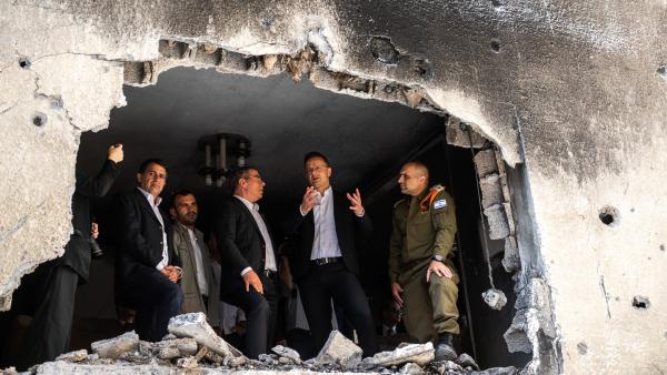 Gabi Ashkenazi (balról a negyedik) izraeli külügyminiszter Szijjártó Péterrel vett szemügyre egy megtámadott épületet. (Forrás: FB/ Szijjártó Péter)