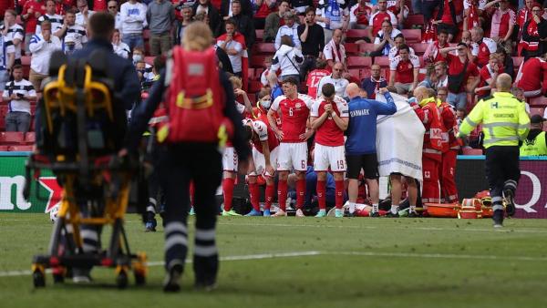 A földön fekvő Christian Eriksenhez rohan az orvosi stáb. (Fotó: Getty Images)