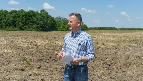 Görgényi Ernő a kedd délelőtti sajtótájékoztatón ismertette az erdő telepítési program következő ütemét – (Fotó: Görgényi Ernő Facebook oldala)