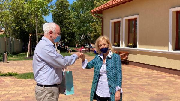 Herczeg Tamás Szegfű Ferencnének gratulál a Békéscsaba Kiváló Pedagógusa kitüntetés kapcsán májusban. (Forrás: FB/Herczeg Tamás)