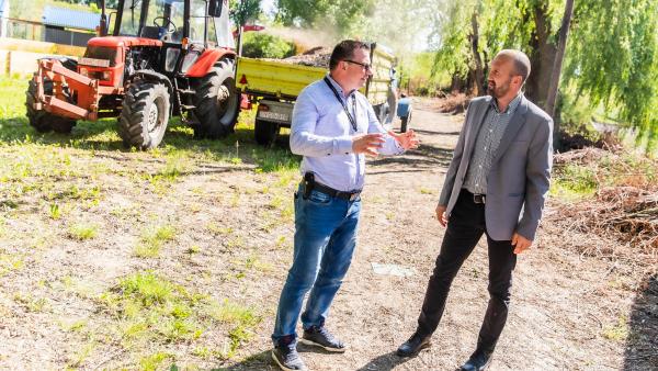 Hegyesi Szilárd (b.) táborvezető és Kálmán Tibor az üdülőközpontban. (Forrás: FB/Kálmán Tibor)