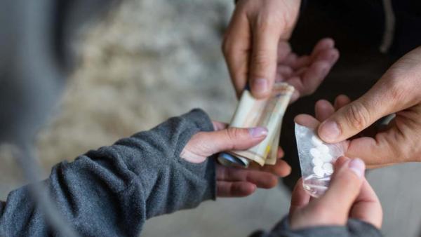 Pszichoaktív anyag adás-vétele - Fotó: shutterstock