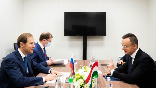 Gyenisz Monturov (b) és Szijjártó Péter (Forrás: FB/Szijjártó Péter)