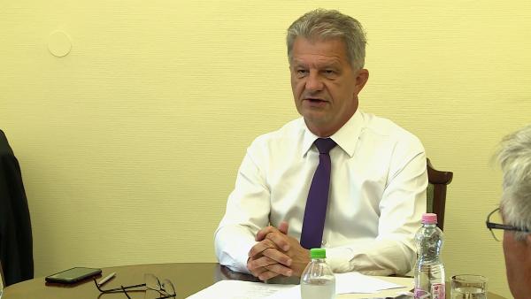 Szarvas Péter, Békéscsaba polgármestere sajtótájékoztatót tart 2021.06.29.-én a közgyűlésen meghozott döntésekről. Fotó: 7.TV/Kugyelka Attila