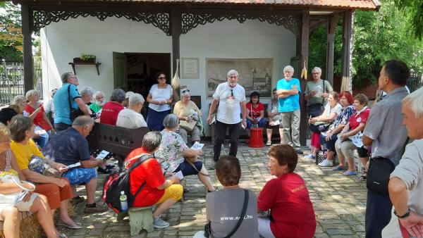 NDK-s magyarok a békéscsabai Öregháznál – Fotó: Debreczeni Anna