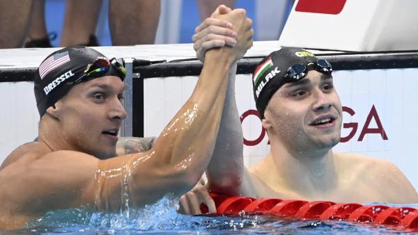 Caeleb Dressel és Milák Kristóf a 100 pillangó után a célban (Forrás: Kovács Tamás/MTI)