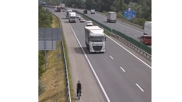 Kerékpározott egy férfi az autópályán. Fotó: Magyar Közút Zrt.