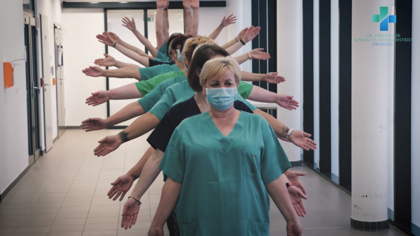 Az orosházi kórház dolgozói is elfogadták a Jerusalema tánckihívást. Részlet a Dr. László Elek Kórház és Rendelőintézet videójából