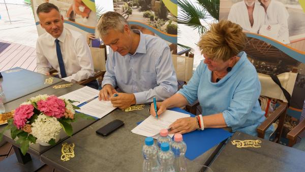 (b-j) Görgényi Ernő, Kun Miklós ügyvezető igazgató és Bálintné Szabó Veronika építészmérnök (Kép: FB/Görgényi Ernő)