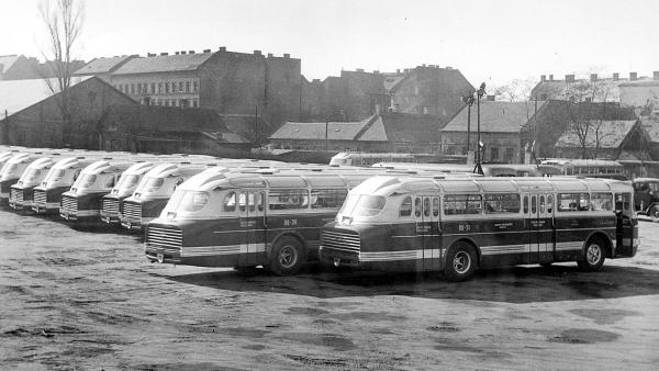 Farmotoros Ikarusok. (A kép forrása: veteran.hu)