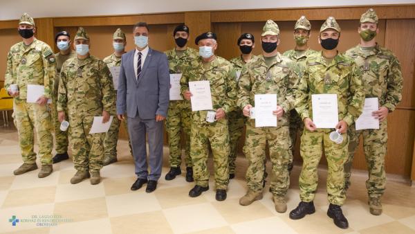 Katonákat köszöntöttek a Dr. László Elek Kórház és Rendelőintézetben. Fotó: Melega Krisztián/Dr. László Elek Kórház és Rendelőintézet