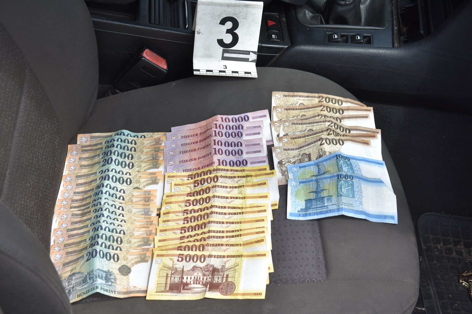 Békésen fogtak el kábítószer-kereskedelem gyanúja miatt egy testvérpárt. Forrás: police.hu