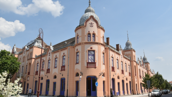 A szentesi Tóth József Színház és Vigadó. Forrás: szentes.hu