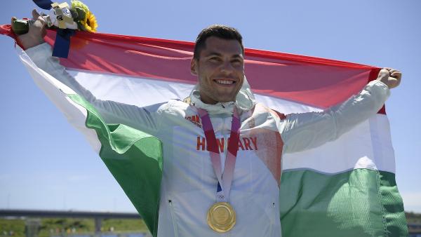 Az aranyérmes Tótka Sándor a férfi kajak egyesek 200 méteres versenyének eredményhirdetésen (Fotó: MTI/Kovács Tamás)