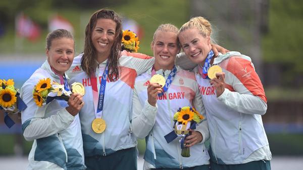 Az aranyérmes Kozák Danuta, Csipes Tamara, Kárász Anna és Bodonyi Dóra (b-j) a női kajaknégyesek 500 méteres versenyének eredményhirdetése után (Fotó: MTI)
