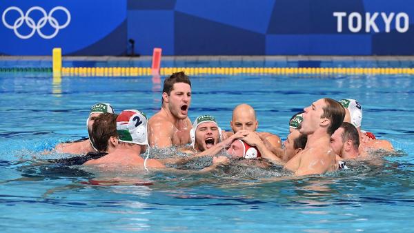 A bronzérmes magyar csapat ünnepli győzelmét és a visszavonuló Nagy Viktort (Fotó: MTI)