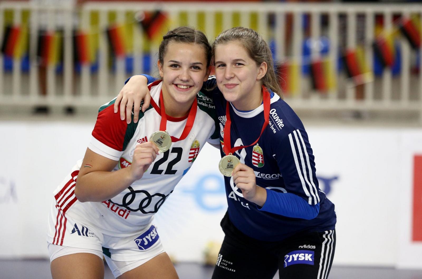 Bucsi Lili (balra, 22-es mezben) is tagja volt az aranyérmes csapatnak (Fotó: EHF)