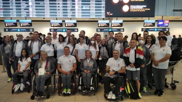 A magyar kerekesszékes vívók, asztaliteniszezők, úszók, az egészségügyi csapat, valamint az MPB munkatársai kedden utaztak Tokióba (fotó:  https://www.facebook.com/magyarparalimpiaicsapat)