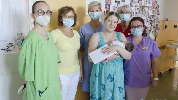 A szülészet, nőgyógyászati osztály kollektívája köszönti a büszke anyukát és a kislányt (fotó: Melega Krisztián/Dr. László Elek Kórház)