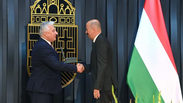 Semjén Zsolttól veszi át a kitüntetést Kondor Péter. Fotó: MTI/Bruzák Noémi